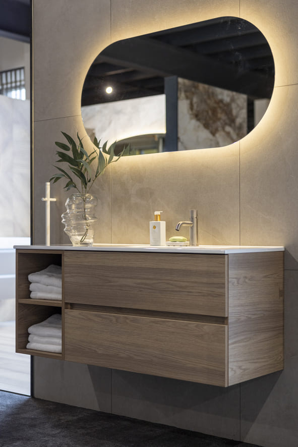Modern houten wastafelmeubel met verlichte spiegel voor een badkamer inclusief installatie in Dalfsen.