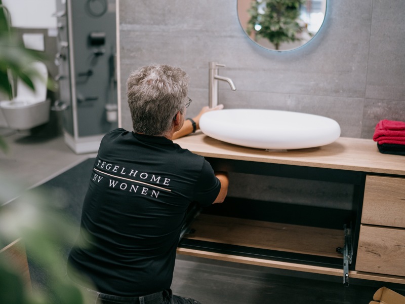 Badkamer monteur van Tegelhome installeert een badkamer in Hoogeveen