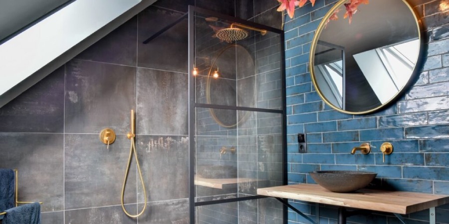 Stel uw droombadkamer samen in onze showroom Stijlvolle, moderne badkamer met blauwe en grijze tinten.