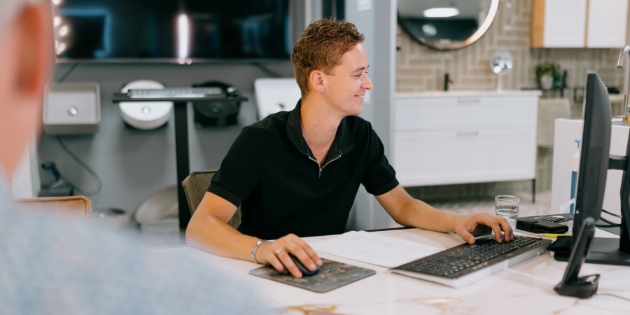 Badkamer specialist geeft advies over badkamers aan een klant