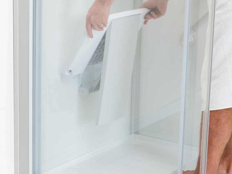 Douche veilig dankzij onze expertise Detail van een veilige douche met een opklapbaar zitje en antislipvloer voor extra comfort.