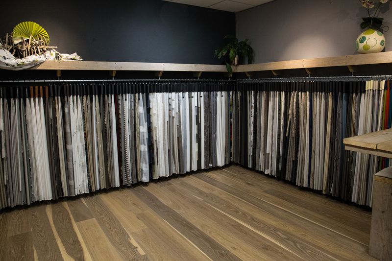 Gordijnen bij u thuis laten monteren