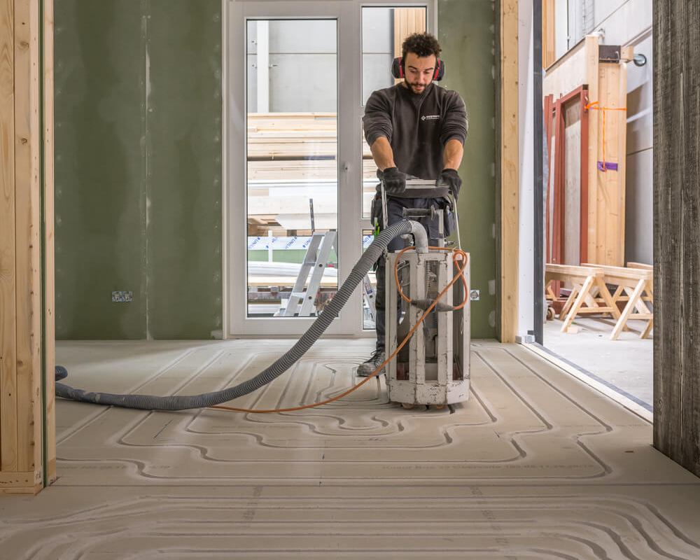Vloerverwarming leggen in Hattem met stofvrije freestechniek Vakman freest sleuven voor vloerverwarming in de vloer van een woning in Hattem.