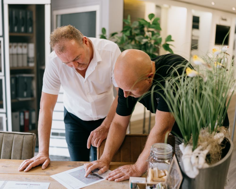Kosten van een plak PVC vloer Tegelhome medewerker neemt de kosten door met een klant
