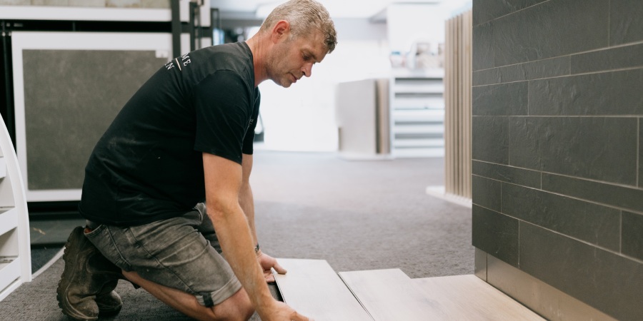 Kies ook voor vakmanschap en kwaliteit met badkamer inclusief montage van Tegelhome Installateur van Tegelhome legt vakkundig een nieuwe badkamervloer.