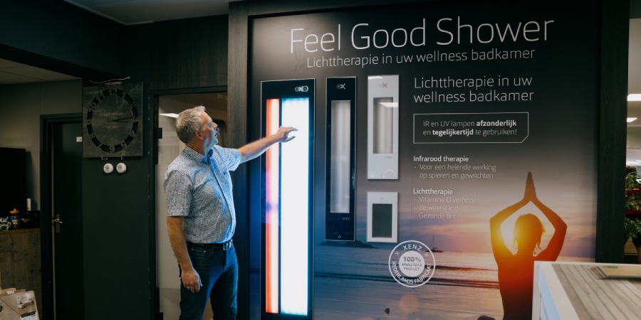 Alles voor uw badkamer in Steenwijk Klant van Tegelhome bekijkt de Feel Good Shower in de showroom.