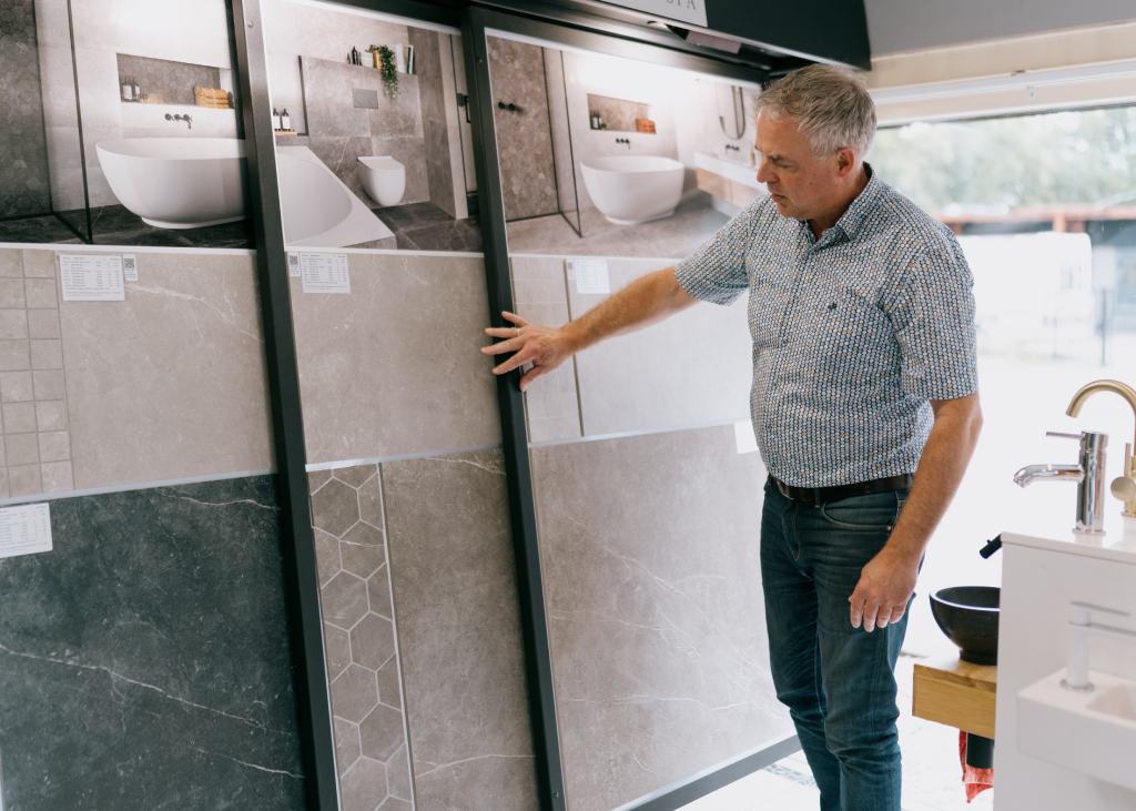 Samen stellen we uw nieuwe badkamer in Zuidwolde samen. Samples van badkamertegels in de showroom.