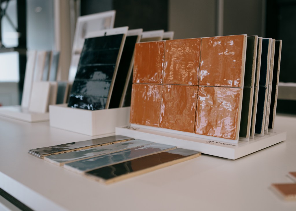 Samples van tegels op een tafel in de showroom