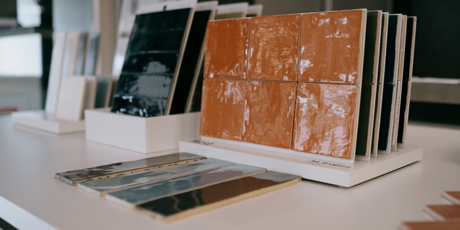 Voor de mooiste badkamers, tegels en sanitair, gaat u naar Tegelhome Close-up van het aanbod tegels van Tegelhome.