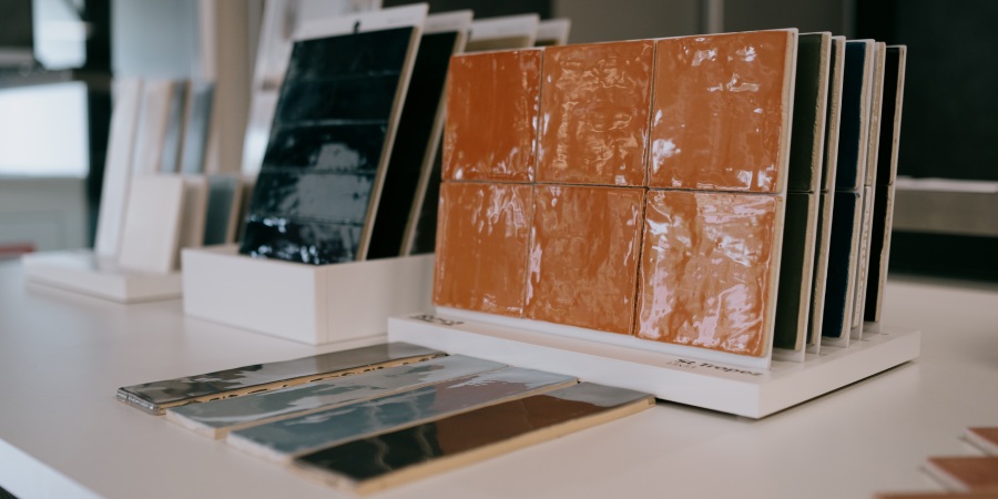 Kom langs in een van onze showrooms en laat u inspireren Selectie uit het aanbod tegels van Tegelhome & HV Wonen.