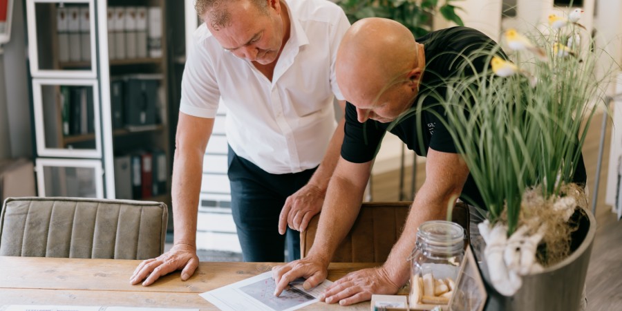Geen onverwachten kosten, wel altijd ieman die met u meedenkt Medewerker van Tegelhome & HV Wonen bekijkt samen met een klant de mogelijkheden