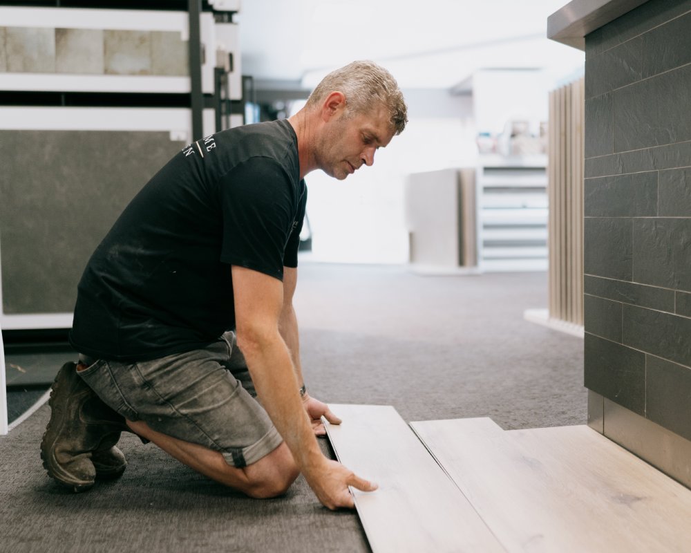 PVC-vloer inclusief leggen in Hattem door eigen vakmensen Vakman legt een houtlook PVC-vloer zorgvuldig op de vloer in Hattem.