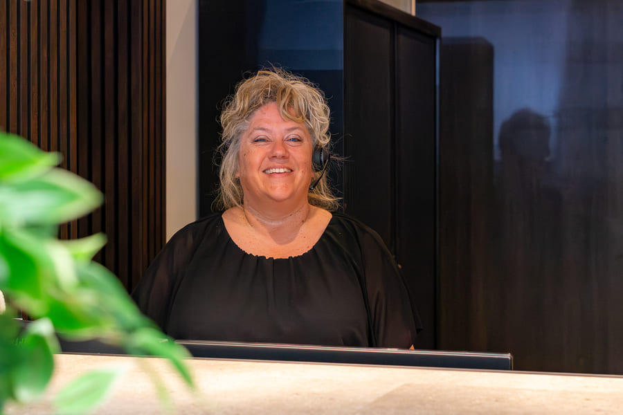 PVC-vloer inclusief montage in Kampen met persoonlijk advies en complete begeleiding Medewerker van Tegelhome helpt klanten met advies over een PVC-vloer inclusief montage in Kampen