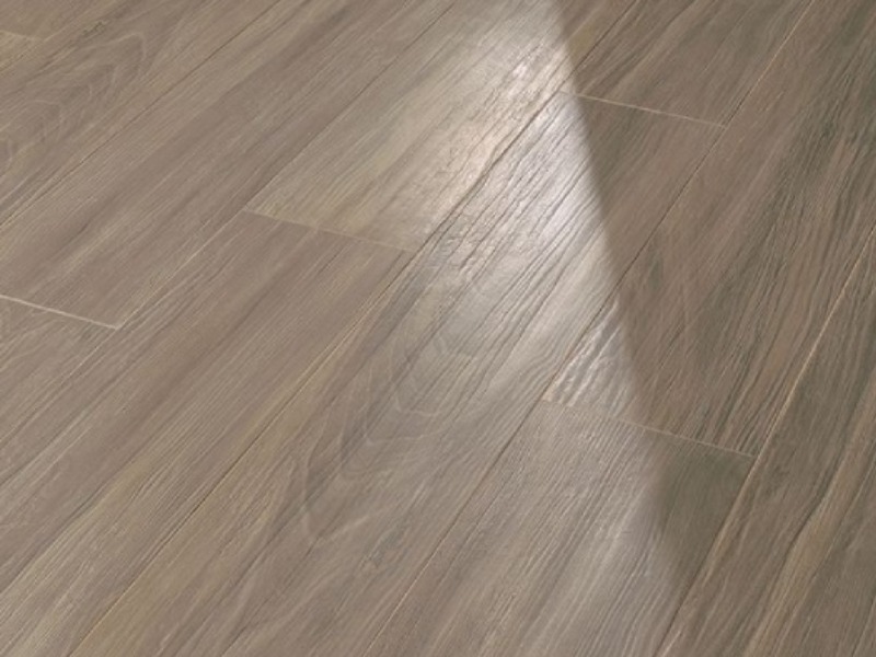 Een bruine PVC vloer die gelegd is