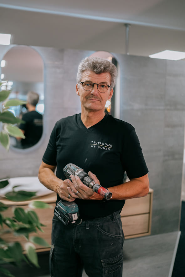 Adviseur in PVC-vloeren showroom in Zwolle van Tegelhome & HV Wonen