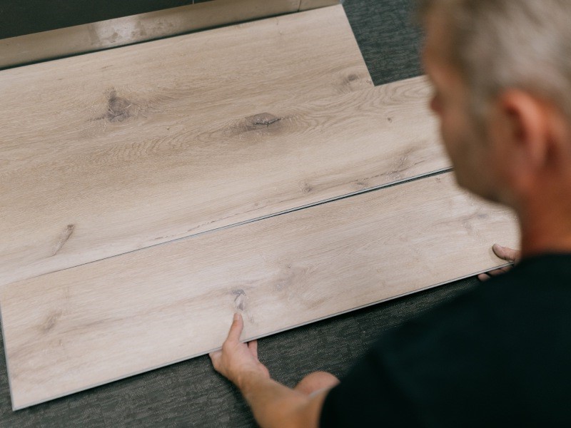 PVC vloeren worden geplaatst door het team