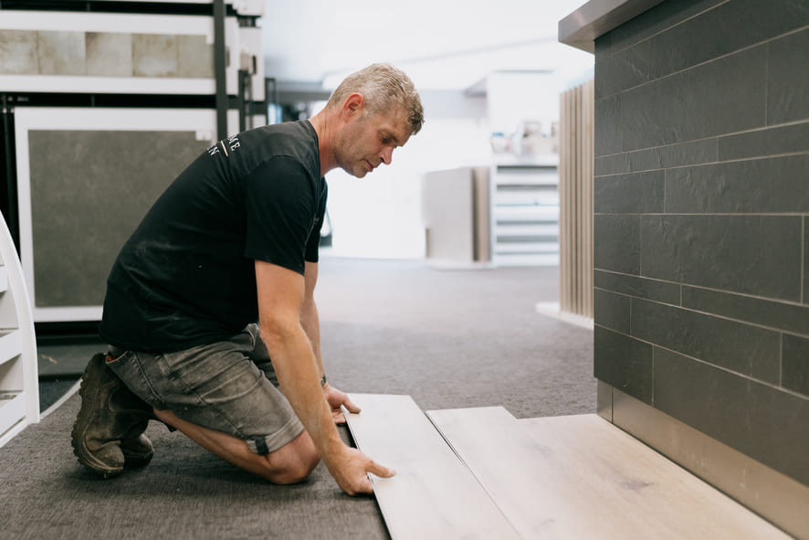 PVC-vloeren showroom in Zwolle waar een specialist een PVC-vloer demonstreert