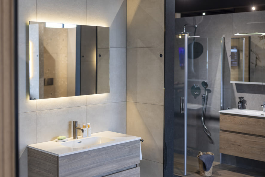 Moderne badkameropstelling met douche en wastafelmeubel in sanitair showroom in Zwolle