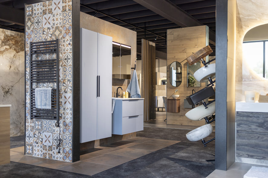 Sanitair showroom in Zwolle met moderne badkameropstellingen, wandtegels en wastafelmeubel