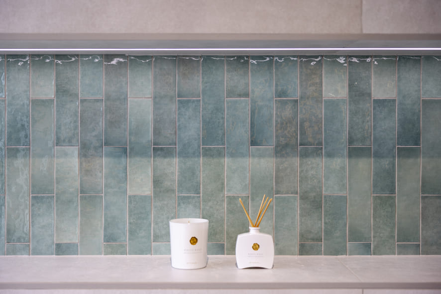 Tegels showroom in Meppel met groene wandtegels in stijlvolle tegelopstelling