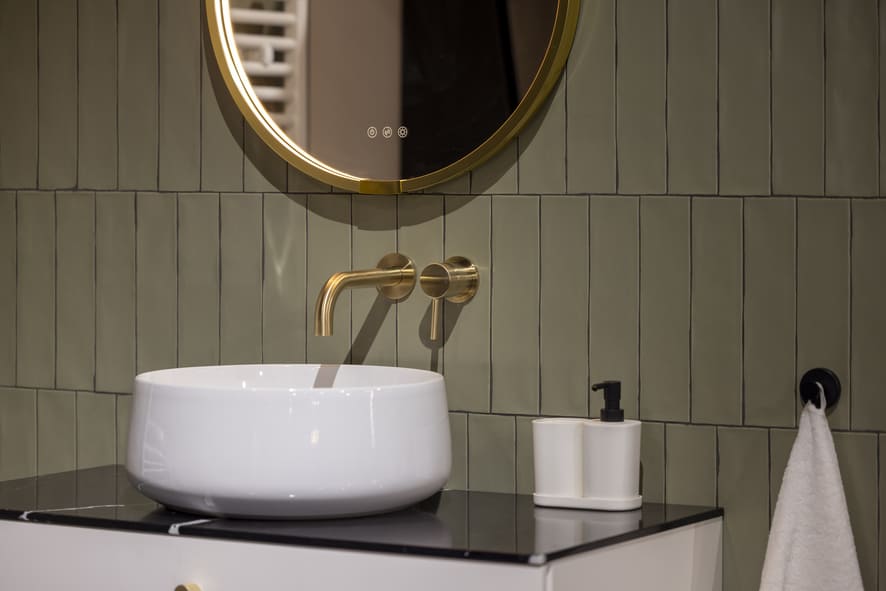 Tegels showroom in Zwolle met moderne groene wandtegels in badkameropstelling