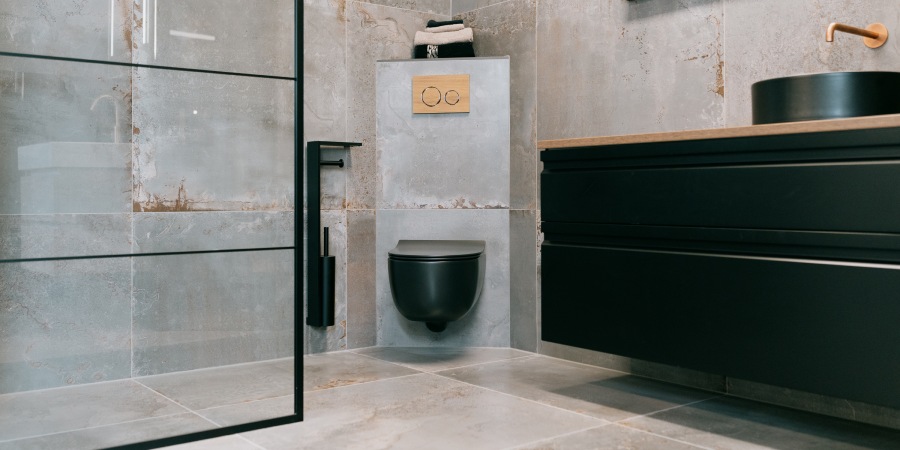 Een complete badkamer inclusief montage? Het begint allemaal bij Tegelhome & HV Wonen Stijlvolle badkamer met inloopdouche.