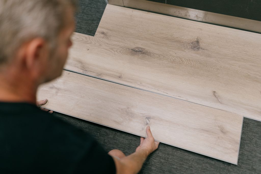 Uw vloer en wand tegels laat u volledig monteren door Tegelhome & HV Wonen