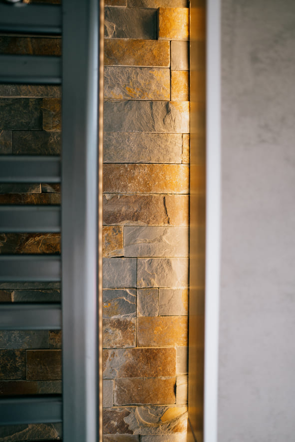 Tegels showroom in Meppel met natuursteen tegels in verschillende structuren