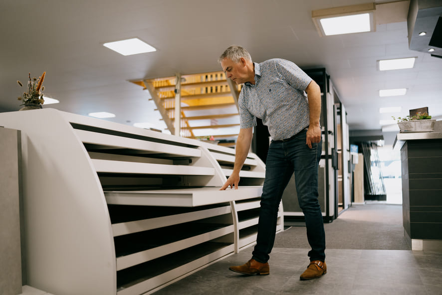 Tegels showroom in Zwolle waar een adviseur verschillende tegels laat zien