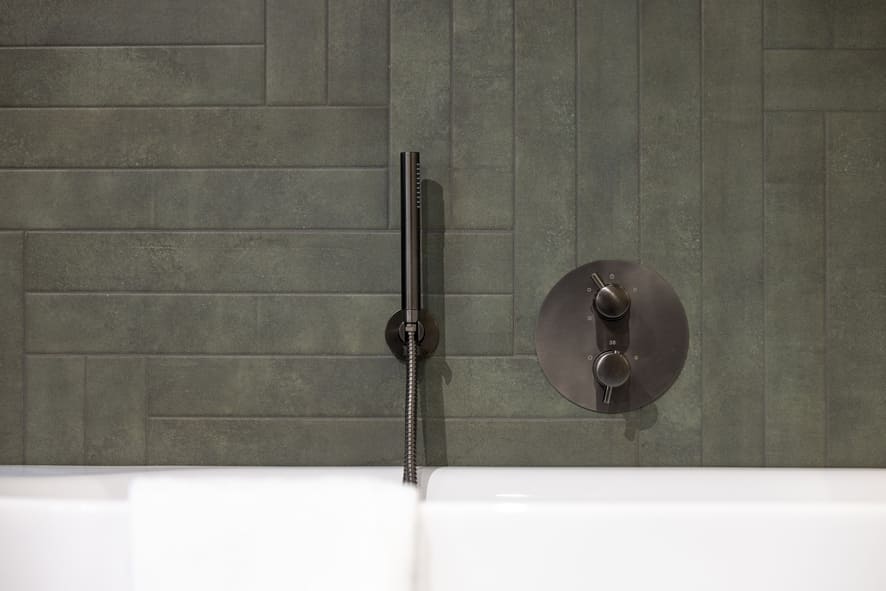 Tegels showroom in Zwolle met moderne groene wandtegels in badkameropstelling