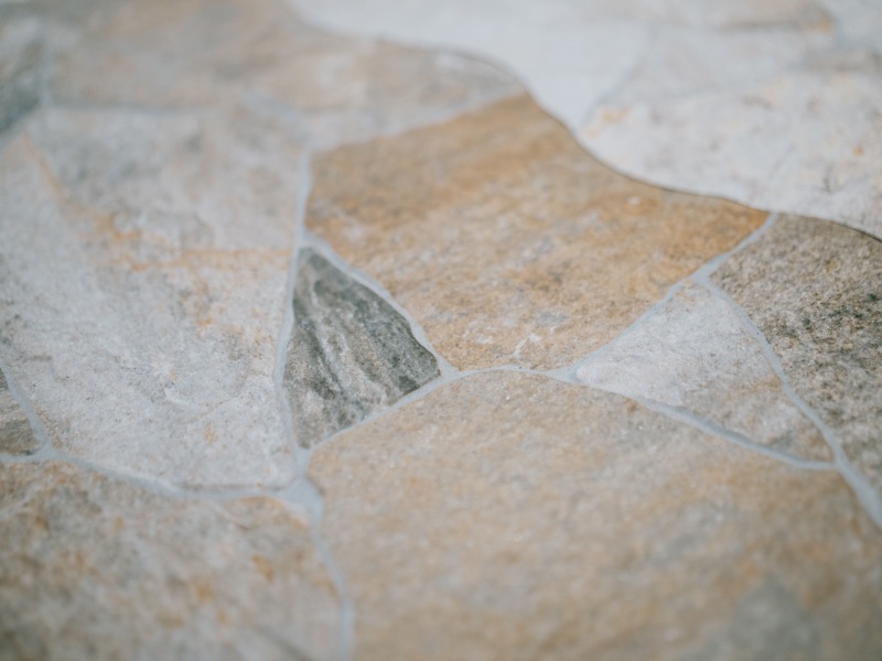 Mediterrane vloertegels laten leggen in de badkamer