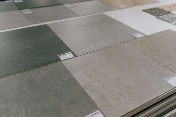 Vloertegels leggen in Hoogeveen door tegelzetters van Tegelhome Vloertegels in hoogeveen liggen opgestapeld in de showroom