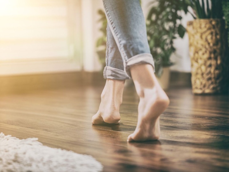 Vloerverwarming in De Wijk laten leggen Iemand loopt over een vloer met vloerverwarming