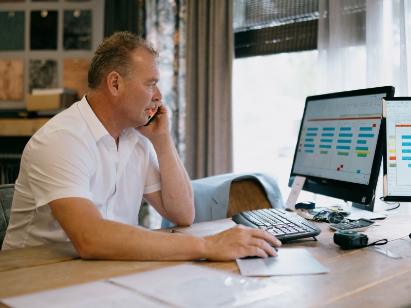 Persoon van Tegelhome belt met een klant om een afspraak te maken