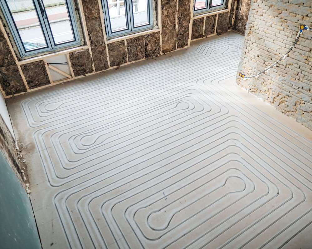 Professionele installatie van vloerverwarming in Zwolle Installatie van vloerverwarmingsbuizen in een kamer in Zwolle