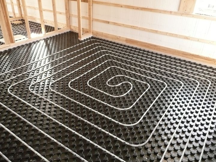 Vloerverwarming plaatsen in Hattem met vakkundige aanleg Verwarmingsbuizen aangelegd op noppenplaten in een woning met houten wandconstructie.